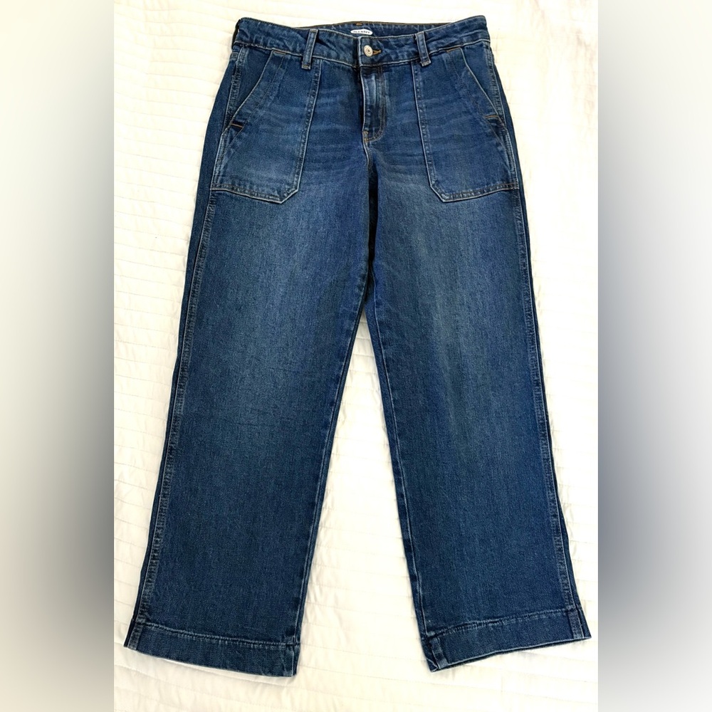 Old Navy Women's Blue Jeans wide/ straight leg. Size 8. Like new